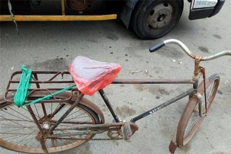 为什么老式自行车的前轮特别大