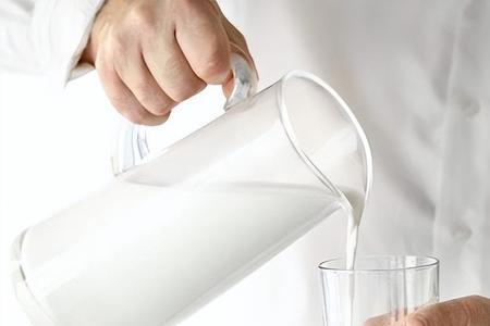 牛奶放热水里烫几分钟最好