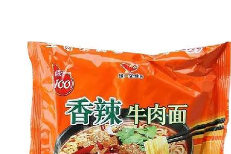 统一香辣牛肉面面饼是橙色的吗