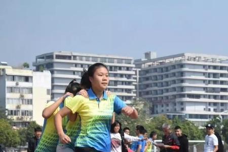 高一运动会100米第一名大概多少秒