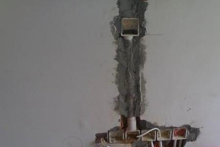 壁挂电视机需要盖住插座吗