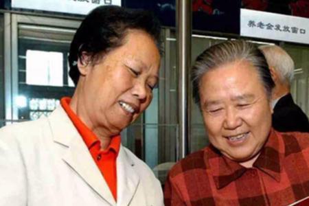 中国第一批领养老金的人多少岁