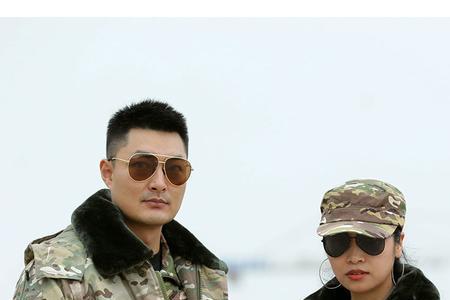 21式迷彩裤配什么上衣
