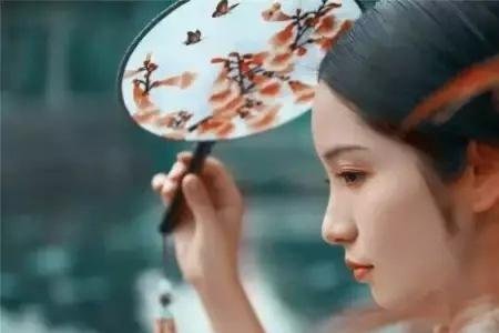 低眉浅笑对应的诗句
