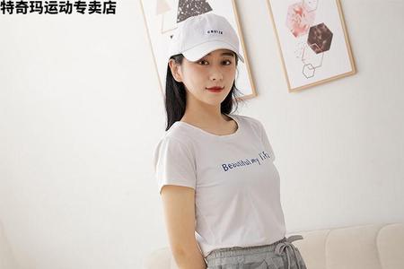 运动风半身裙怎么搭配