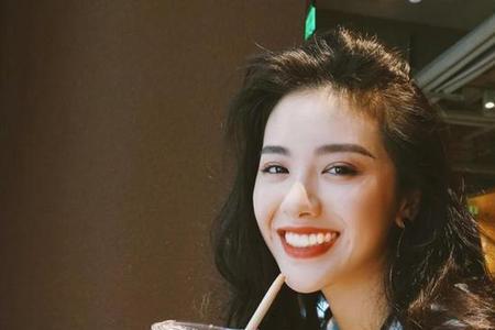 女生似笑非笑什么心态