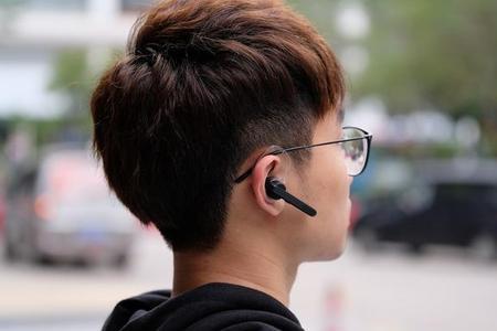 戴着耳机开麦队友能听见放歌吗