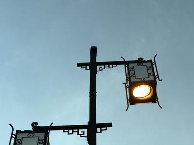 错把路灯当明月的意思