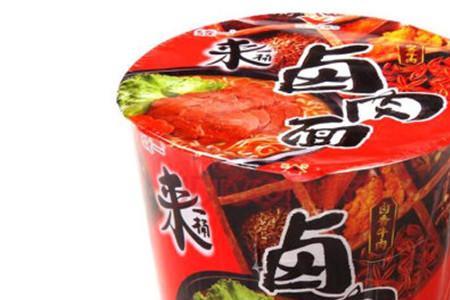 统一香辣牛肉面面饼是红色的吗