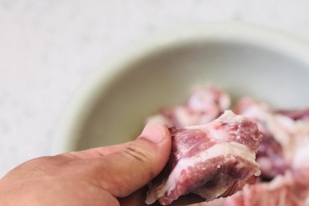 为什么排骨煮出来肉有点粉红