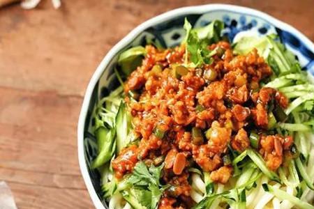杂酱河粉热量