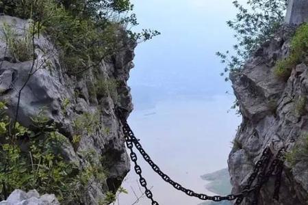 他被死死的锁在悬崖上四字词语
