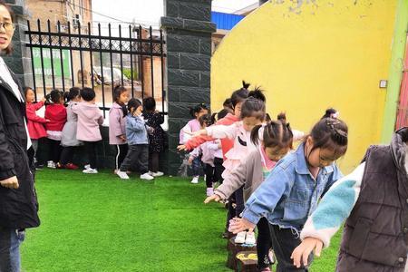 幼儿园走木桩游戏规则