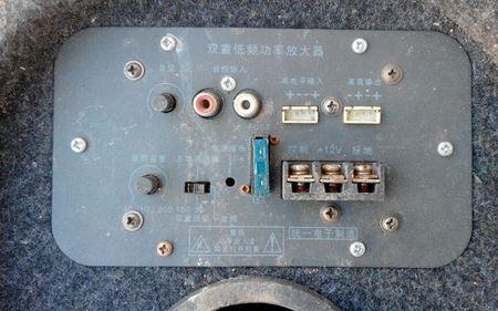 汽车功放一边大声一边小声