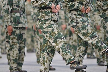 齐步走向右看口令下哪只脚