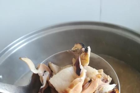 腊猪脚炖墨鱼的做法