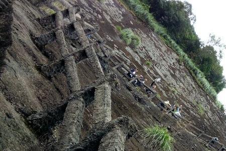 山高路陡什么意思