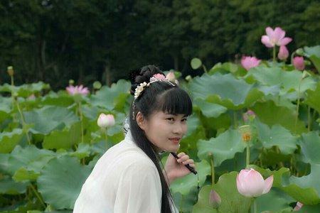 浅笑去千愁，轻语醉春秋什么意思