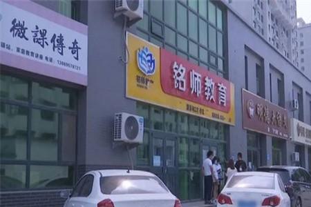 托管经营的商铺没人租租金谁给