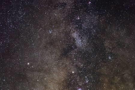 夏天夜空里的一团星星是什么