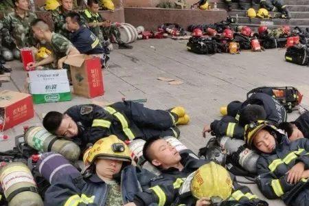 等消防员回来的句子
