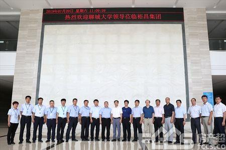 跟领导站一起手怎么放