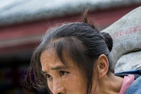 一个人背着一个人是什么字