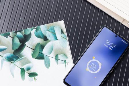 iQOO手机怎么样充公交卡