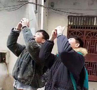 为什么男生拍照喜欢仰头