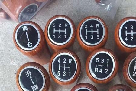 装载机挂挡咣一声响正常不