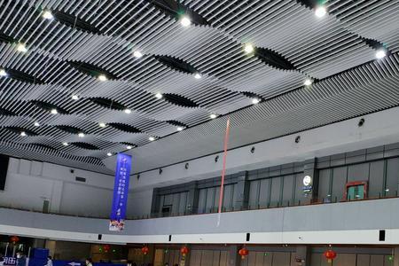 运动员滑冰场地面是冰吗