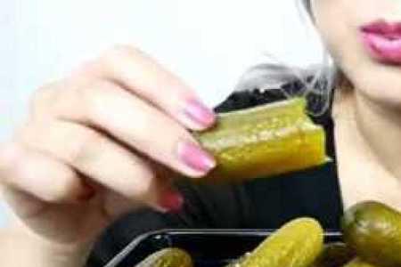 黄瓜脆生生的吃到嘴里造句