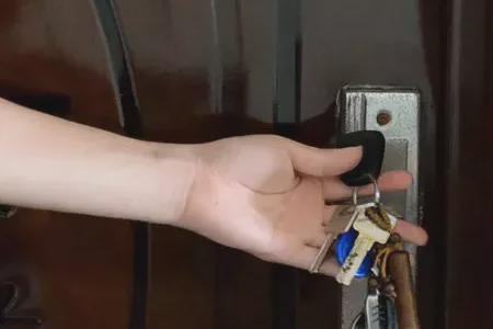 把门反锁后钥匙插门上管用吗