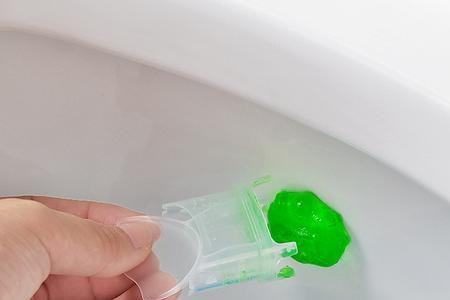 马桶圈被洁厕液染色
