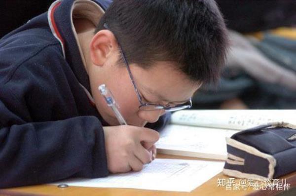 在床上怎样写作业不伤眼
