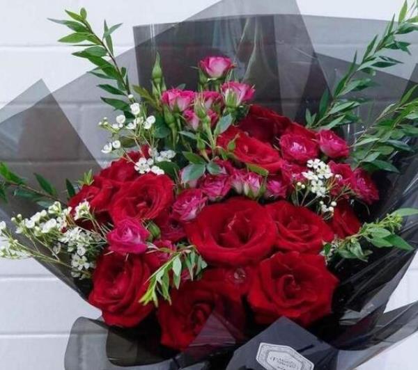 鞠躬送花什么意思