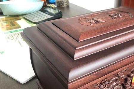 人死后为什么要儿女拿着骨灰盒