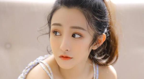 女生故意引起你注意是什么意思