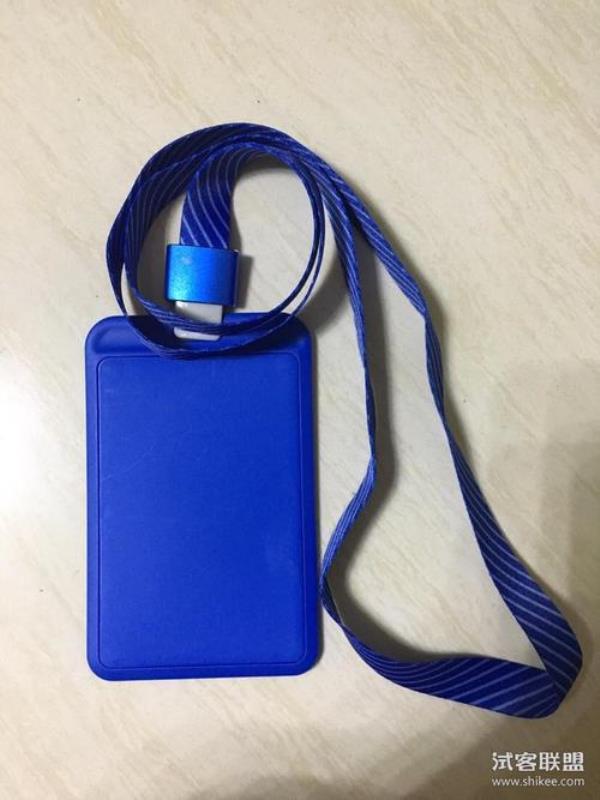 工牌绳子怎么都有一根是反面的