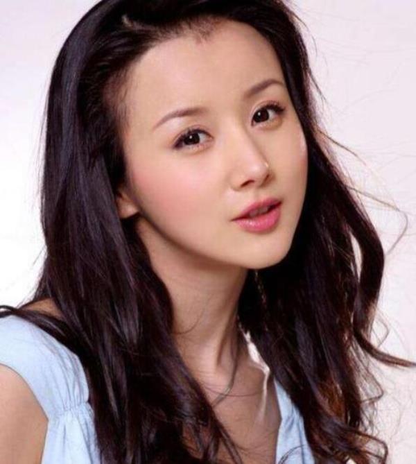 琼鼻朱唇什么意思