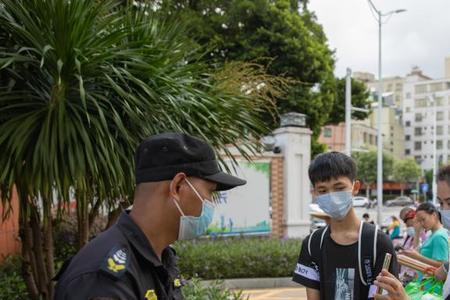 初一新生开学报到还用带书包吗