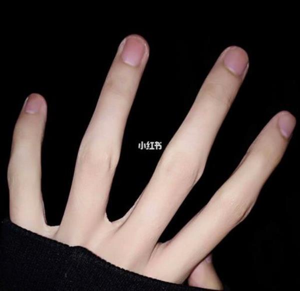 女孩在你面前玩手指是什么意思