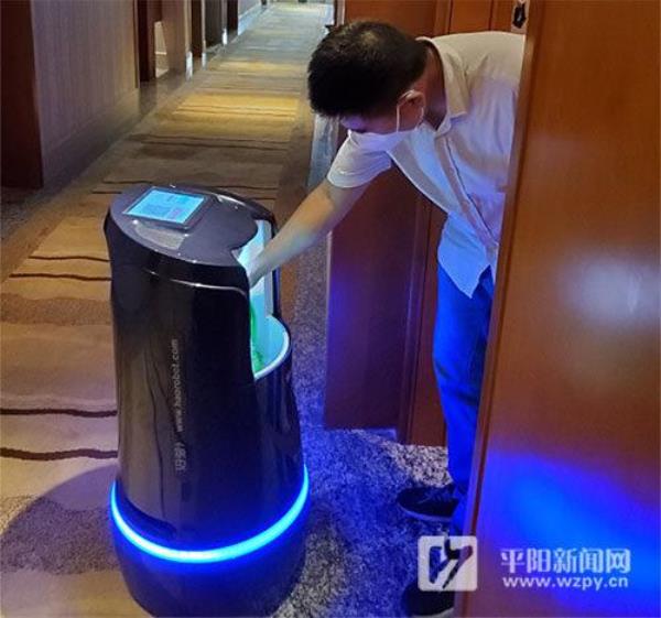 酒店外卖机器人怎么取餐