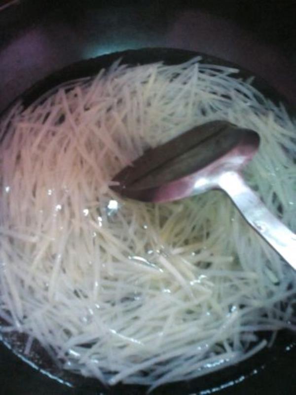 面粉拌土豆丝的做法