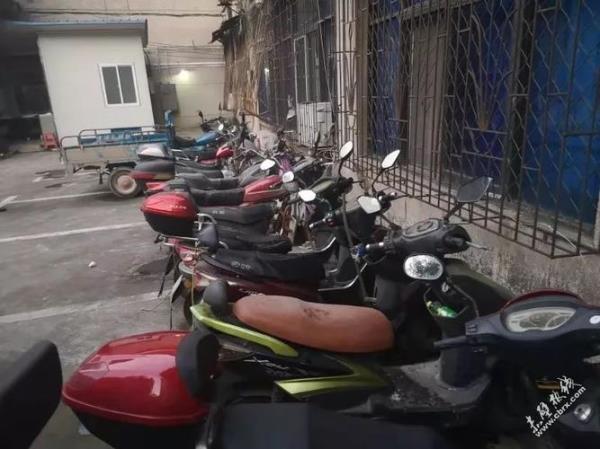 摩托车怎样进小区地下车库
