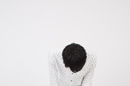 低头的男生是什么样的
