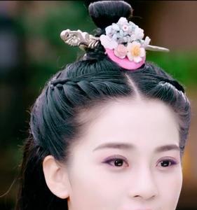倚天屠龙记中黄衫女子是谁