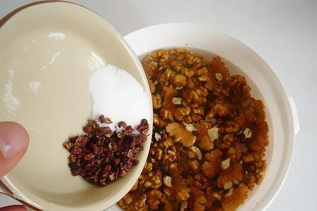 核桃仁炒蜂蜜的做法