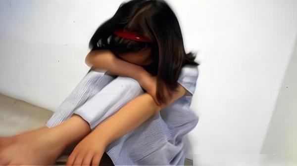 继父把养女关在房间里怎么办