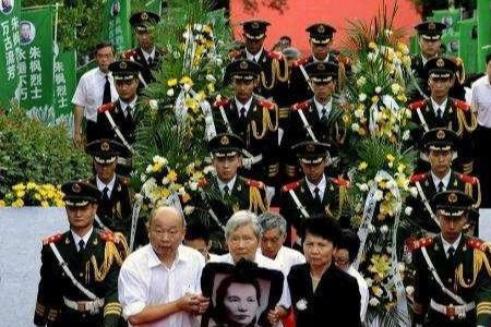 长孙女可以抱骨灰盒吗